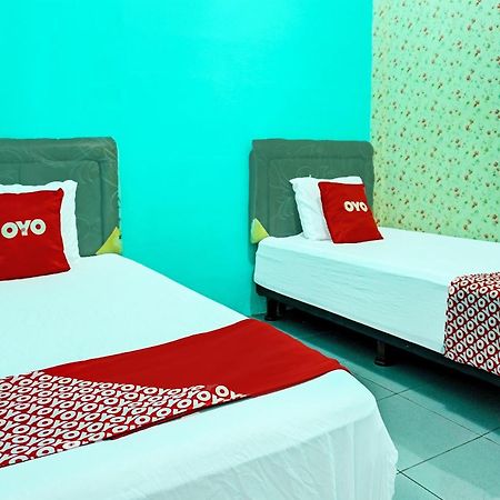 Oyo 91731 Home Stay Elis Cateliya Syariah Karawang Buitenkant foto