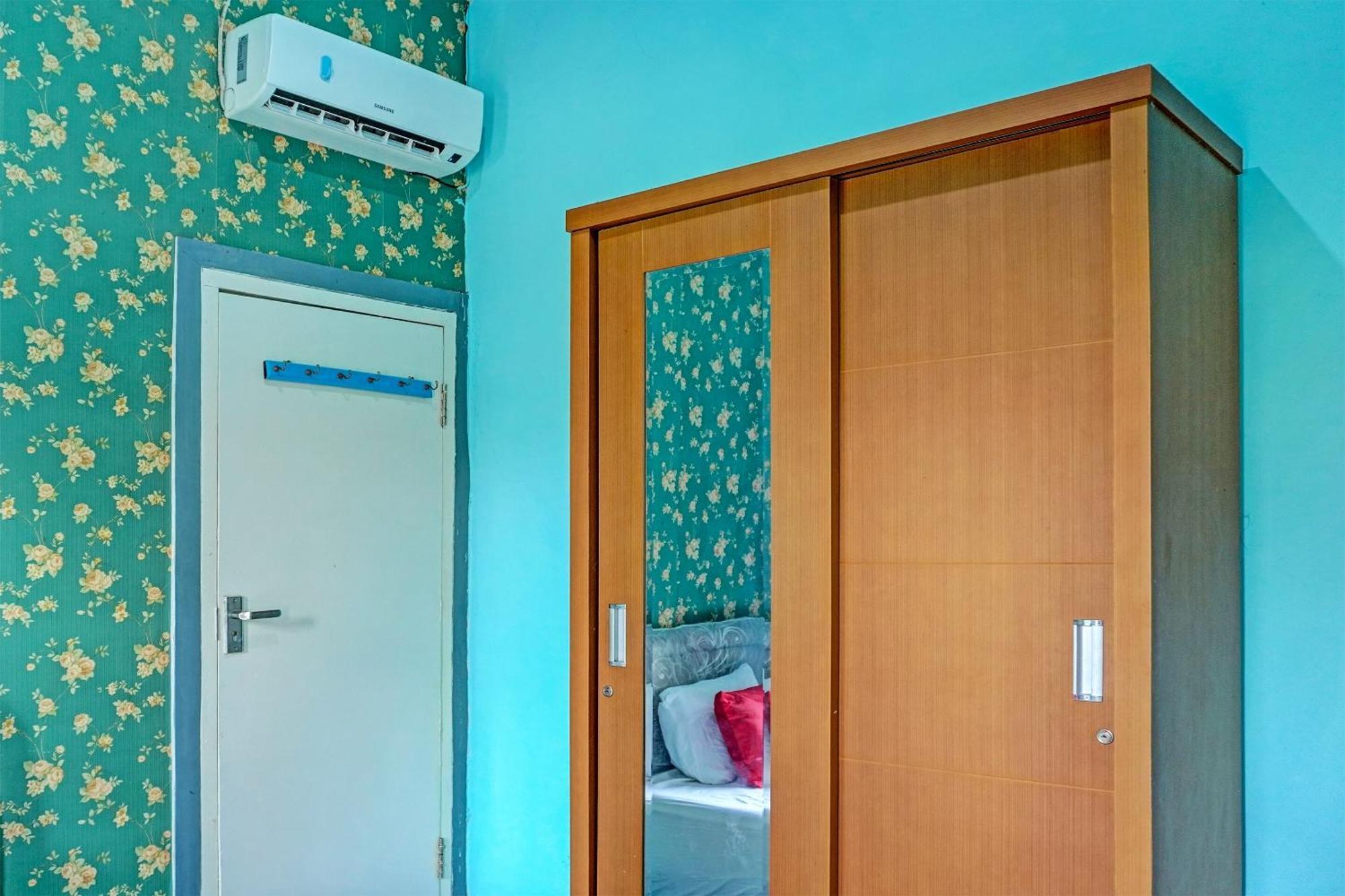 Oyo 91731 Home Stay Elis Cateliya Syariah Karawang Buitenkant foto