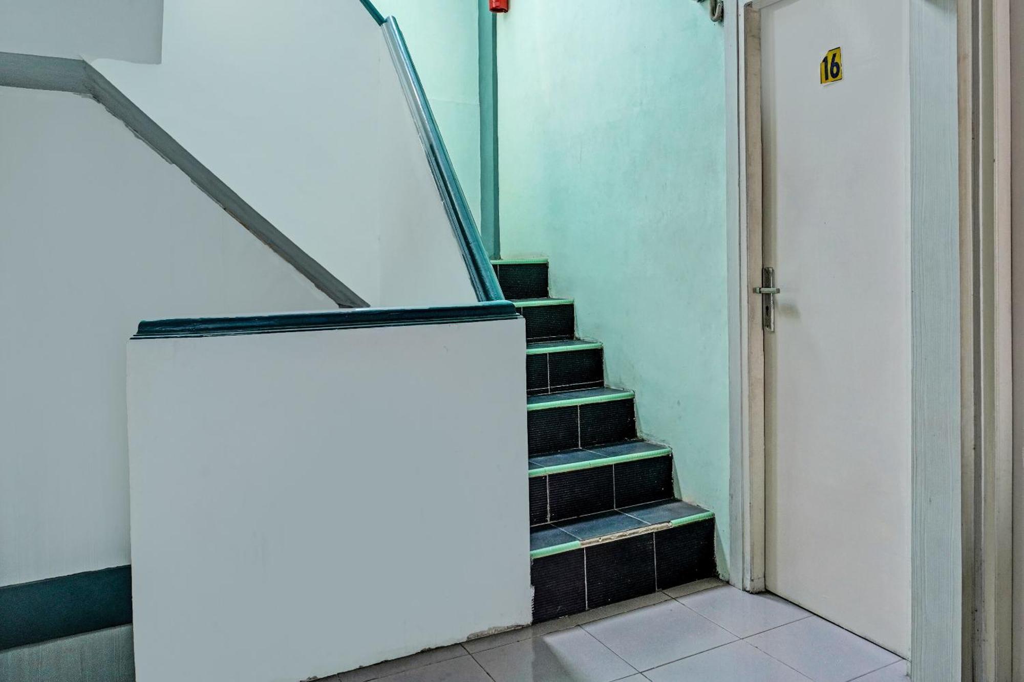 Oyo 91731 Home Stay Elis Cateliya Syariah Karawang Buitenkant foto