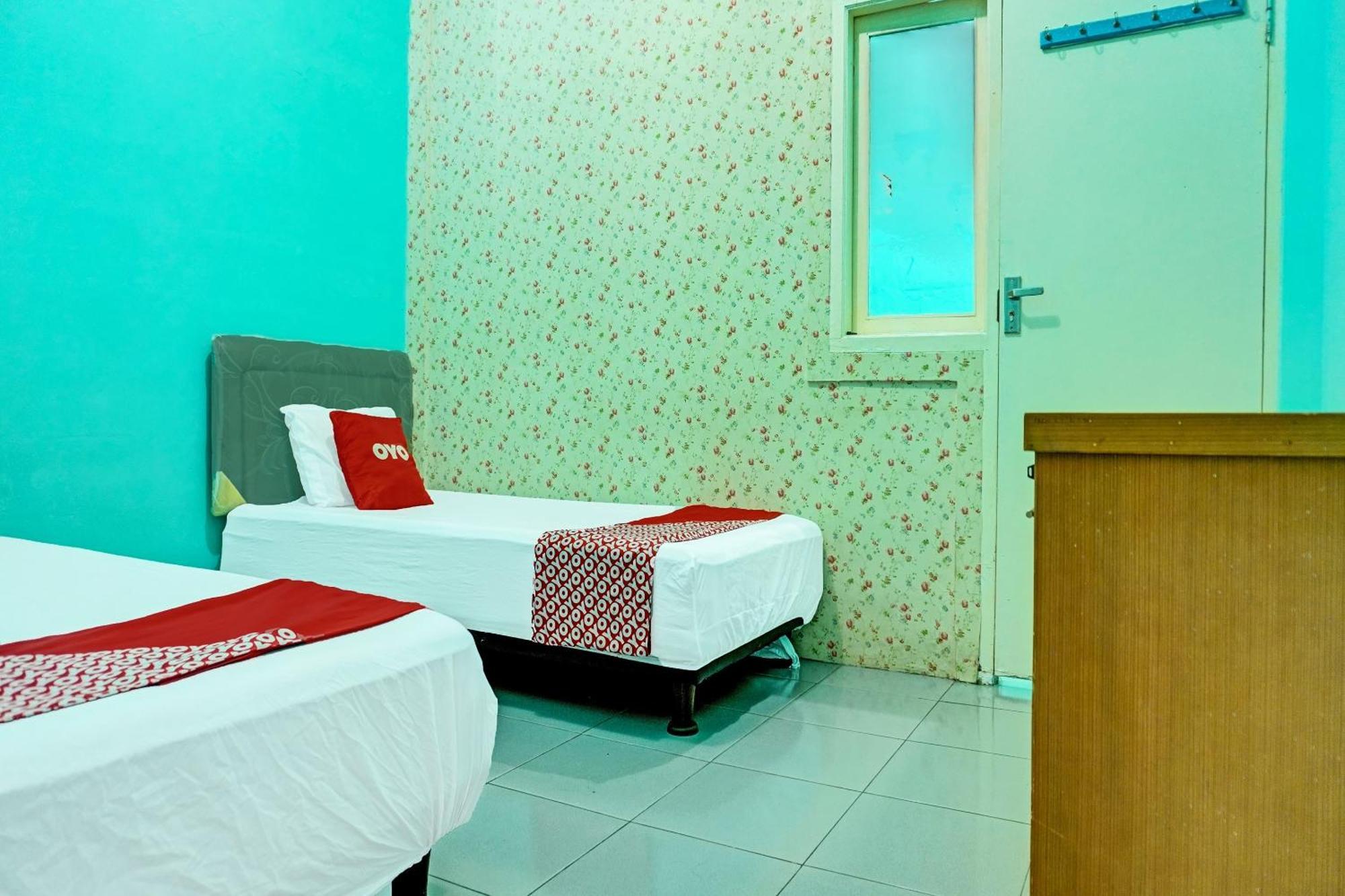 Oyo 91731 Home Stay Elis Cateliya Syariah Karawang Buitenkant foto