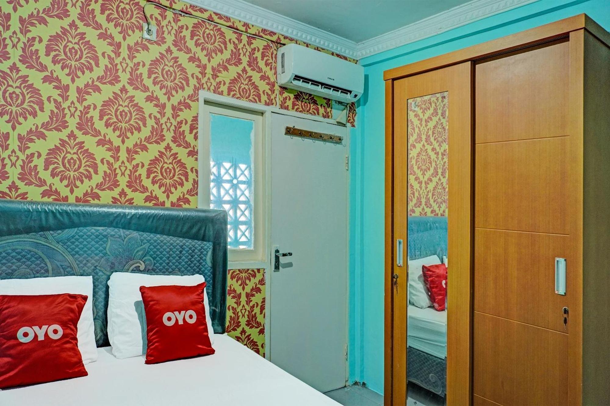 Oyo 91731 Home Stay Elis Cateliya Syariah Karawang Buitenkant foto