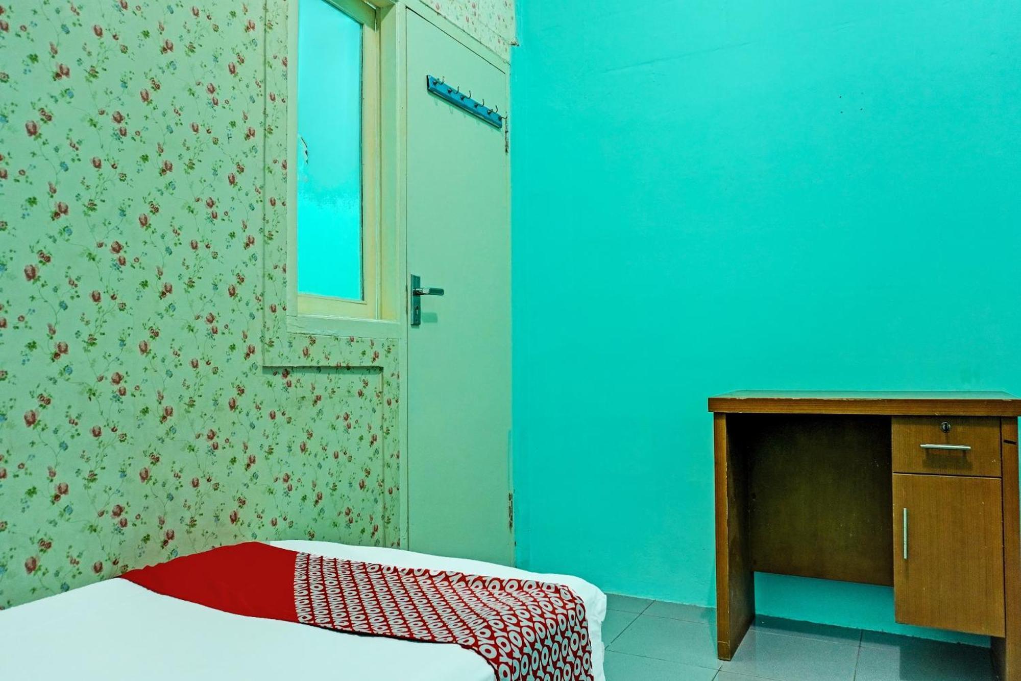 Oyo 91731 Home Stay Elis Cateliya Syariah Karawang Buitenkant foto