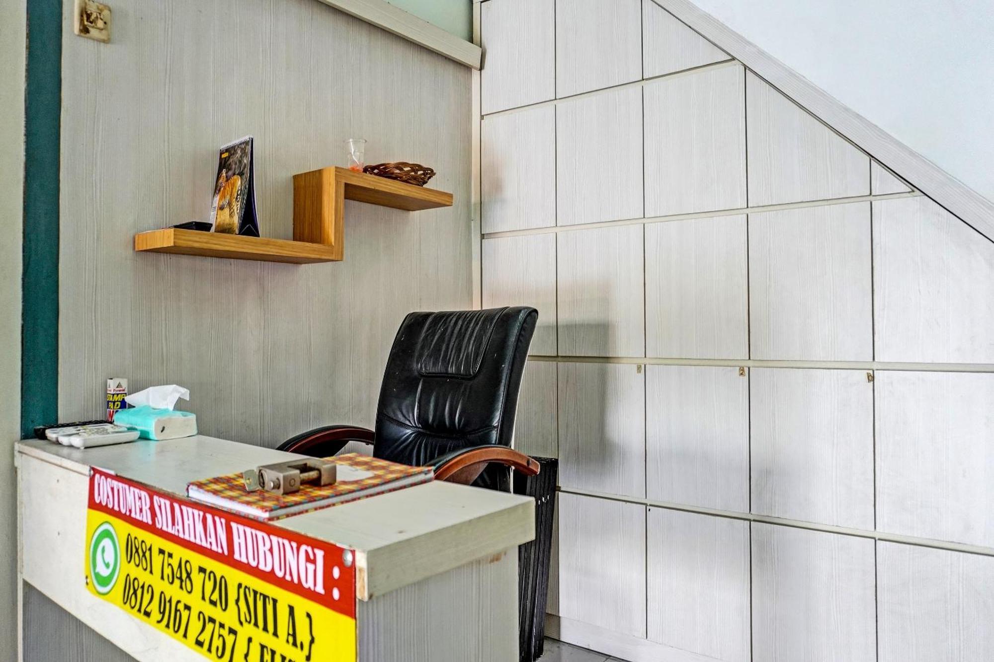 Oyo 91731 Home Stay Elis Cateliya Syariah Karawang Buitenkant foto