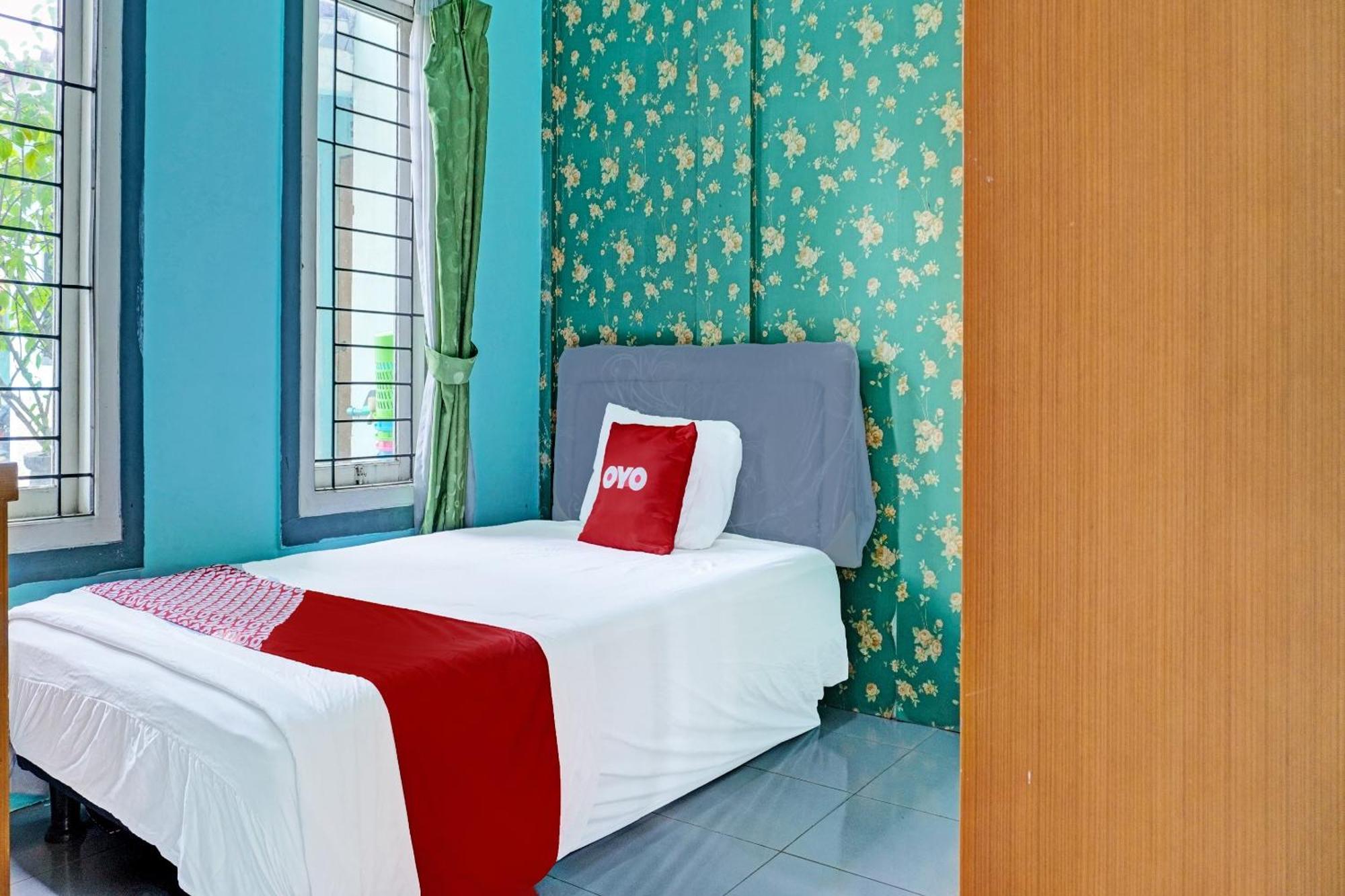 Oyo 91731 Home Stay Elis Cateliya Syariah Karawang Buitenkant foto