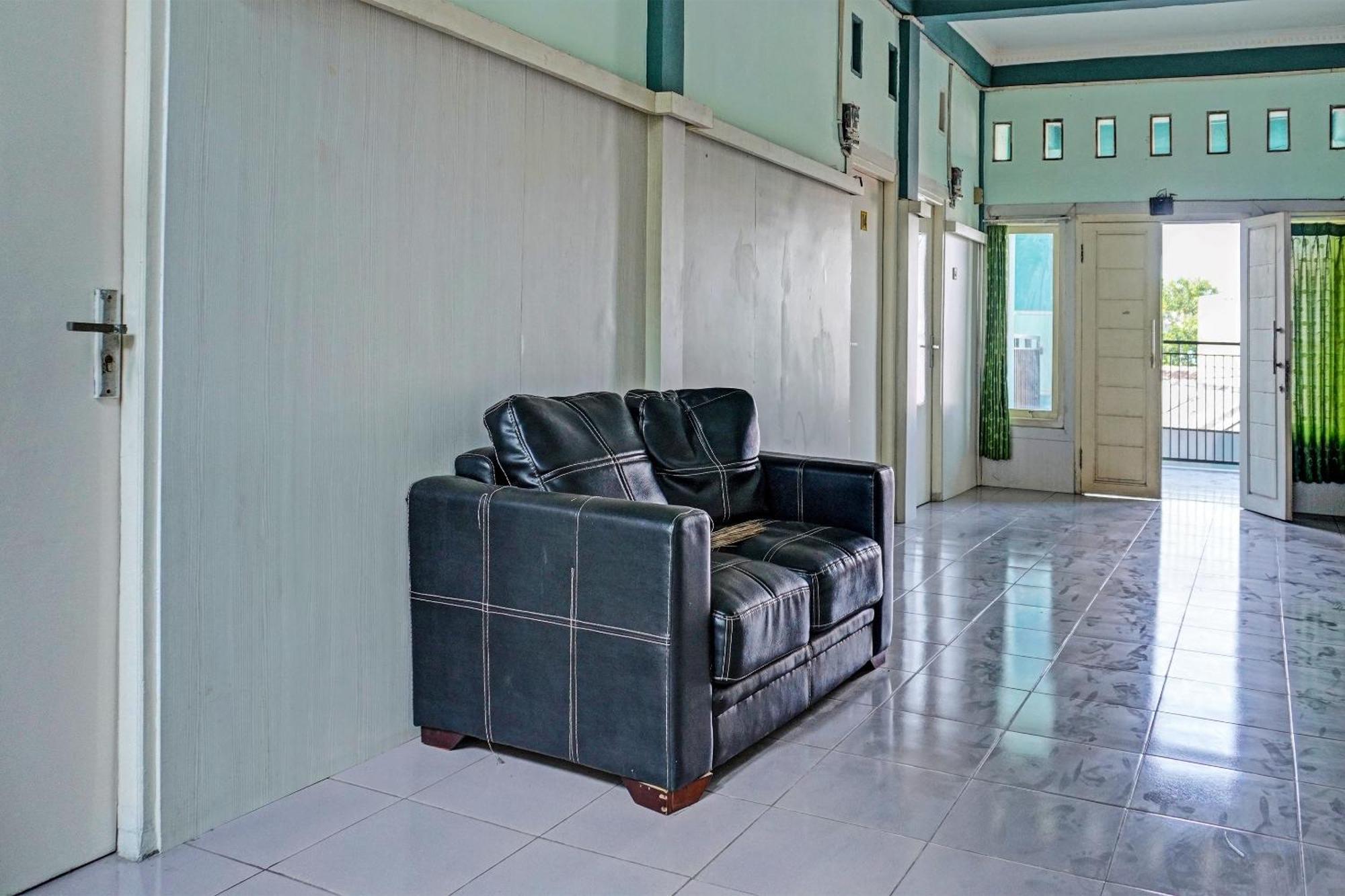 Oyo 91731 Home Stay Elis Cateliya Syariah Karawang Buitenkant foto