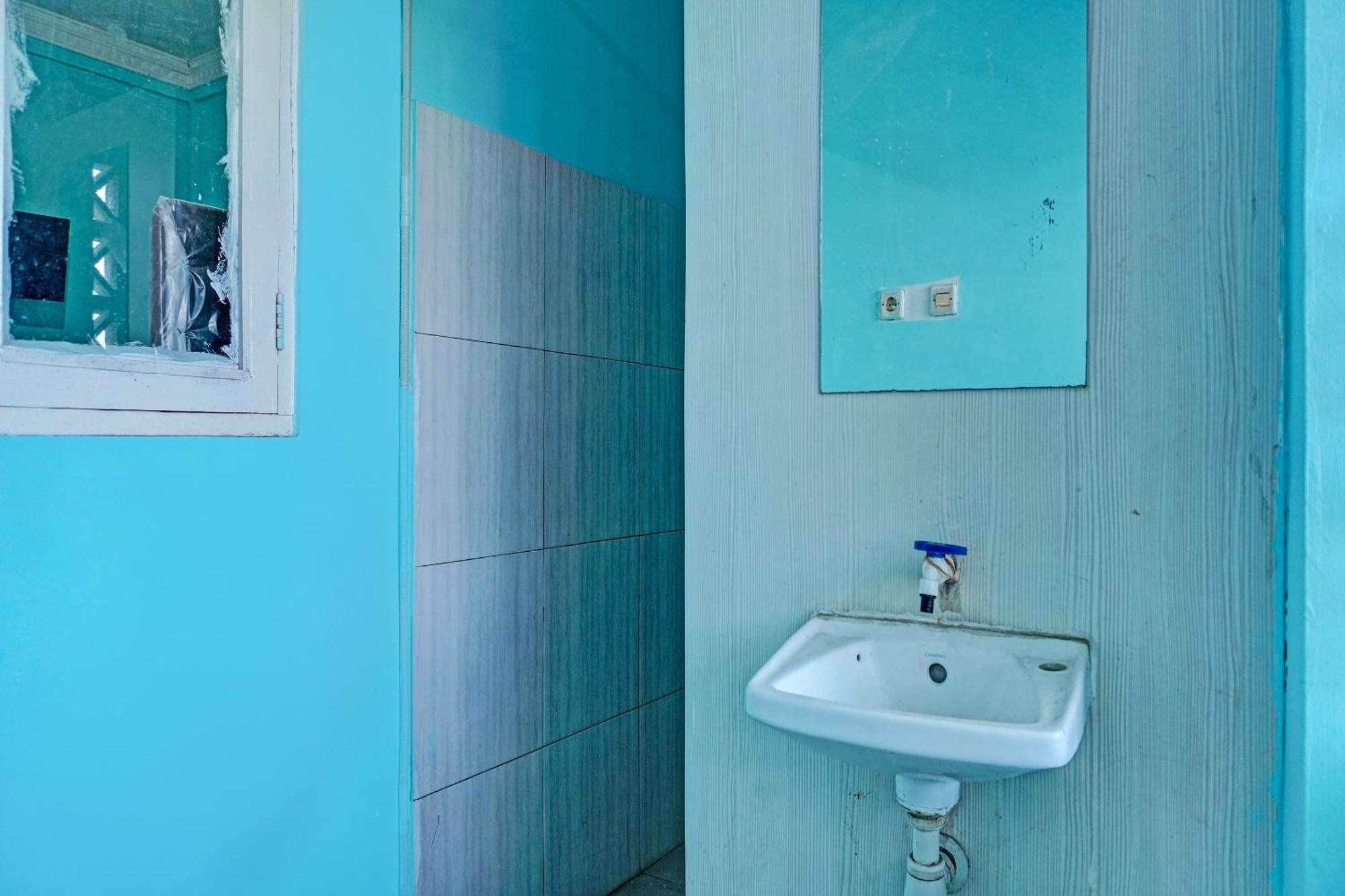 Oyo 91731 Home Stay Elis Cateliya Syariah Karawang Buitenkant foto