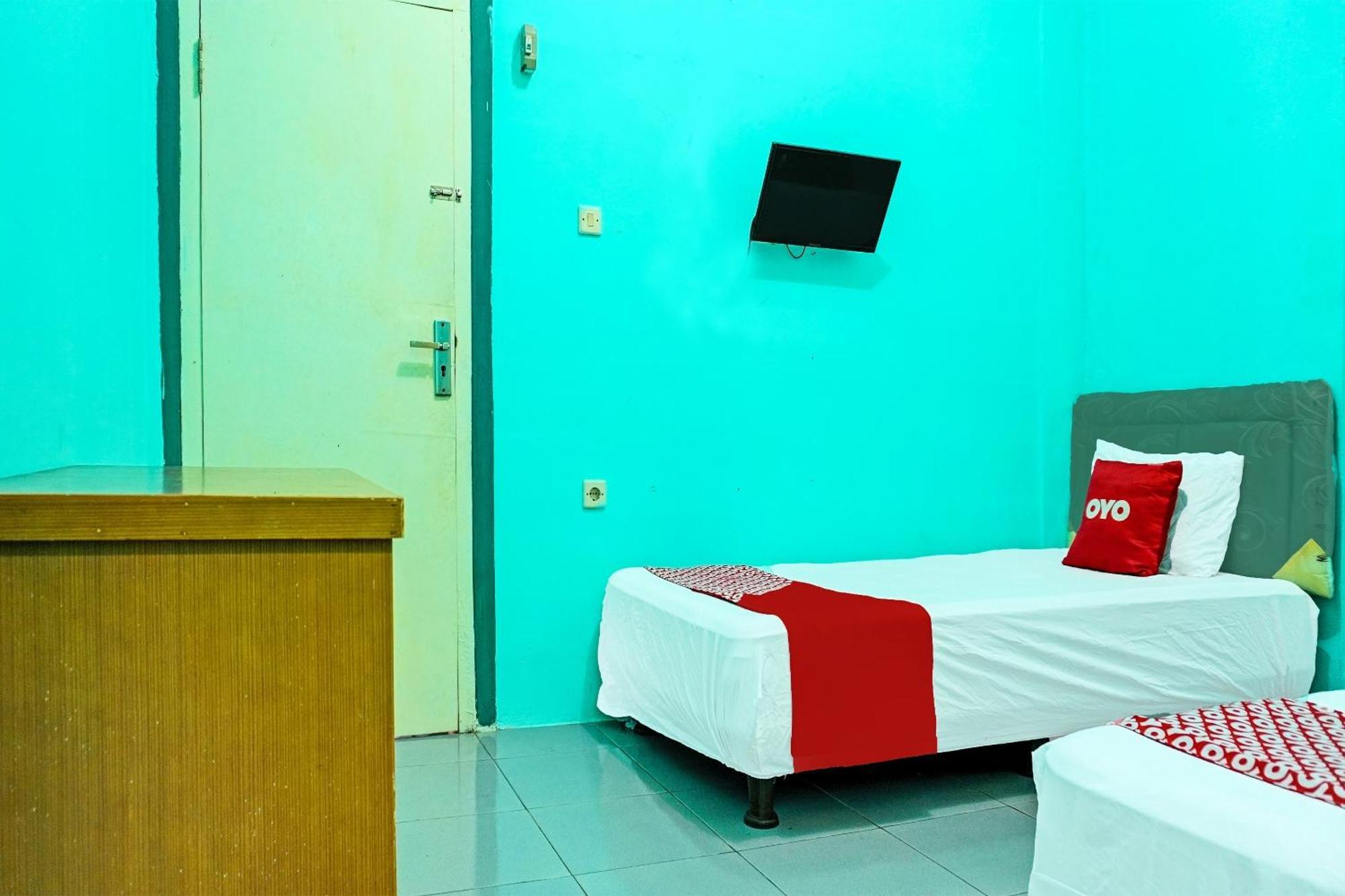 Oyo 91731 Home Stay Elis Cateliya Syariah Karawang Buitenkant foto