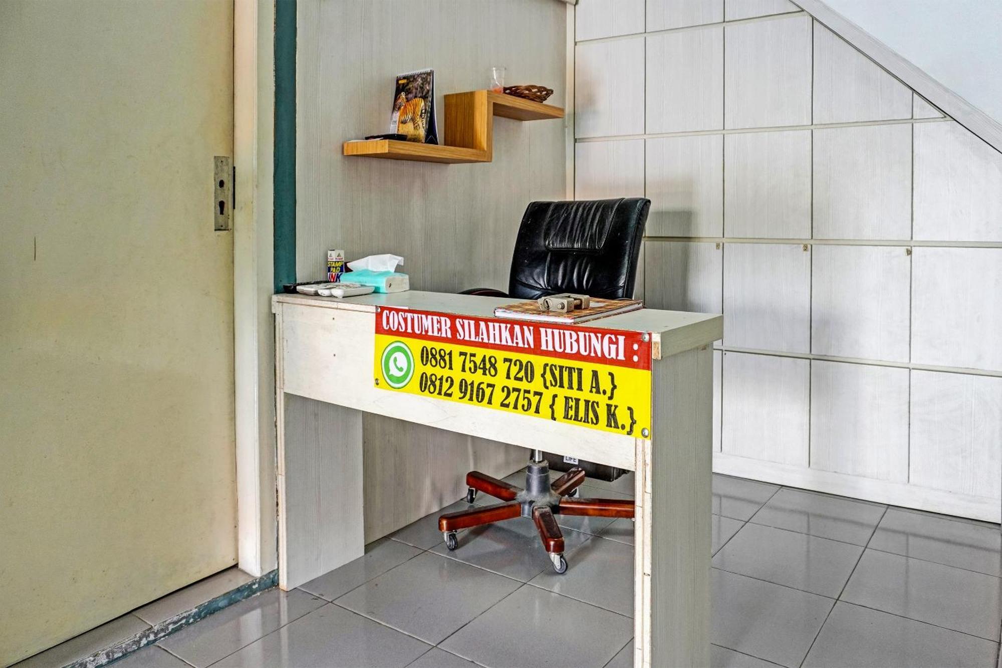 Oyo 91731 Home Stay Elis Cateliya Syariah Karawang Buitenkant foto