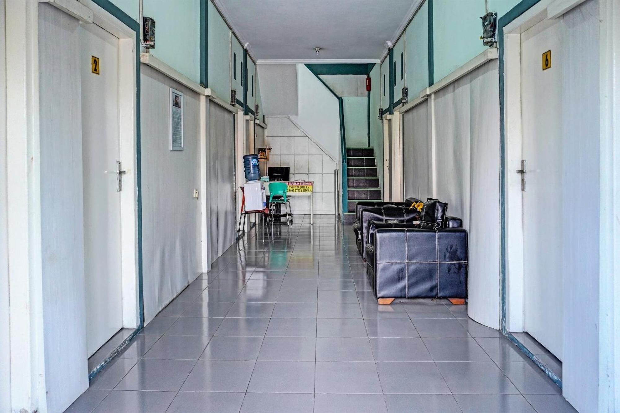 Oyo 91731 Home Stay Elis Cateliya Syariah Karawang Buitenkant foto