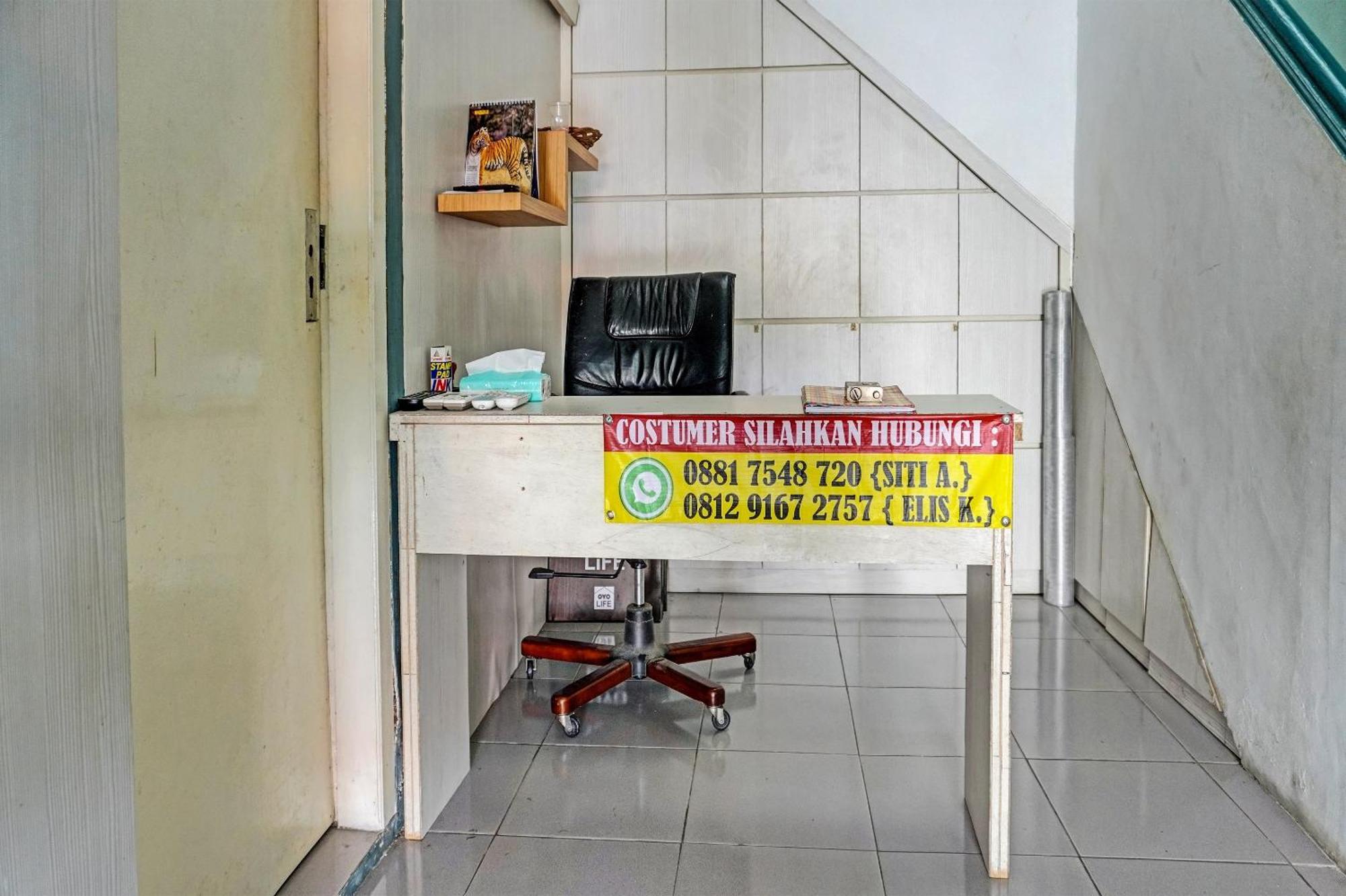 Oyo 91731 Home Stay Elis Cateliya Syariah Karawang Buitenkant foto