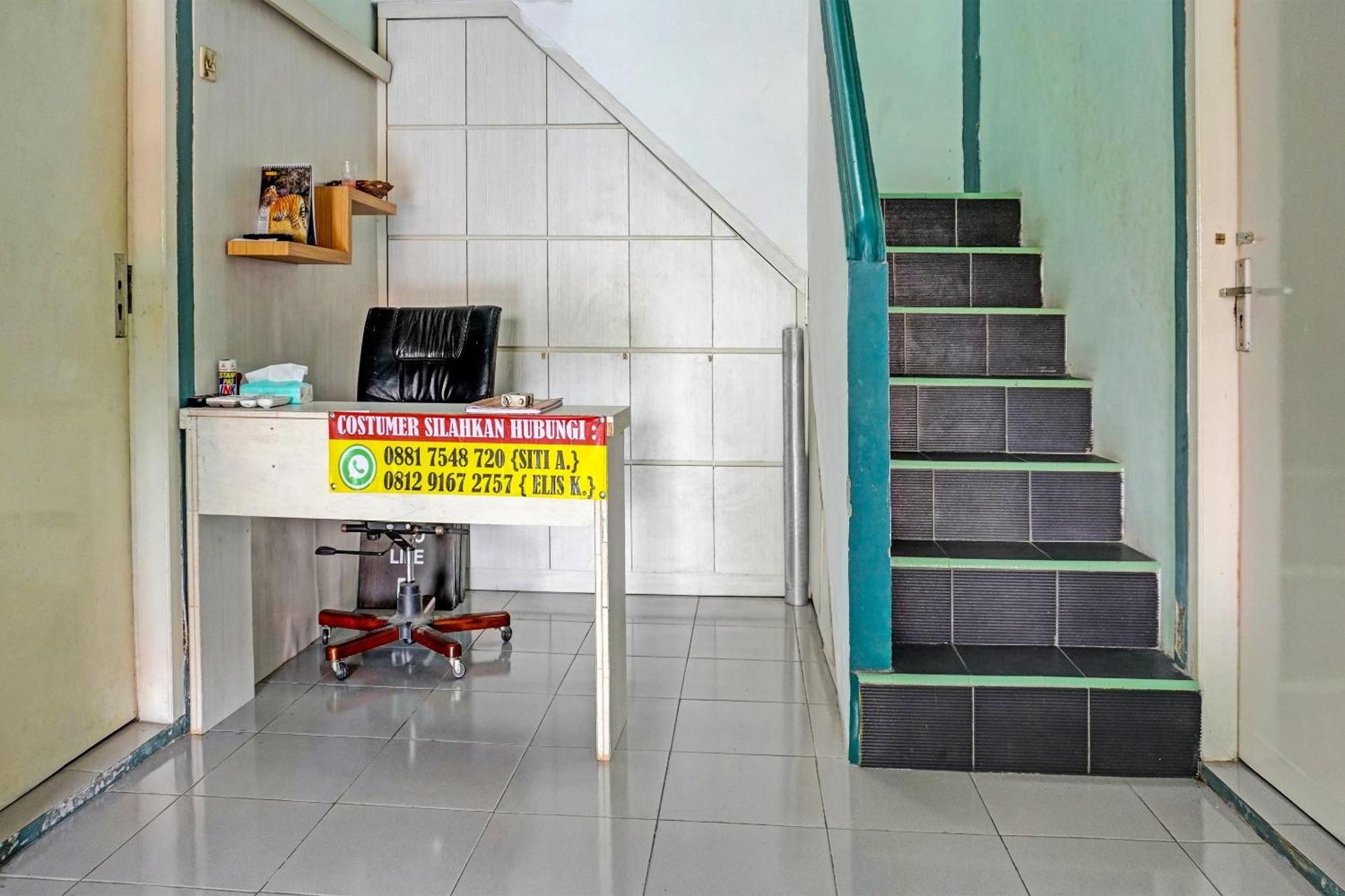 Oyo 91731 Home Stay Elis Cateliya Syariah Karawang Buitenkant foto