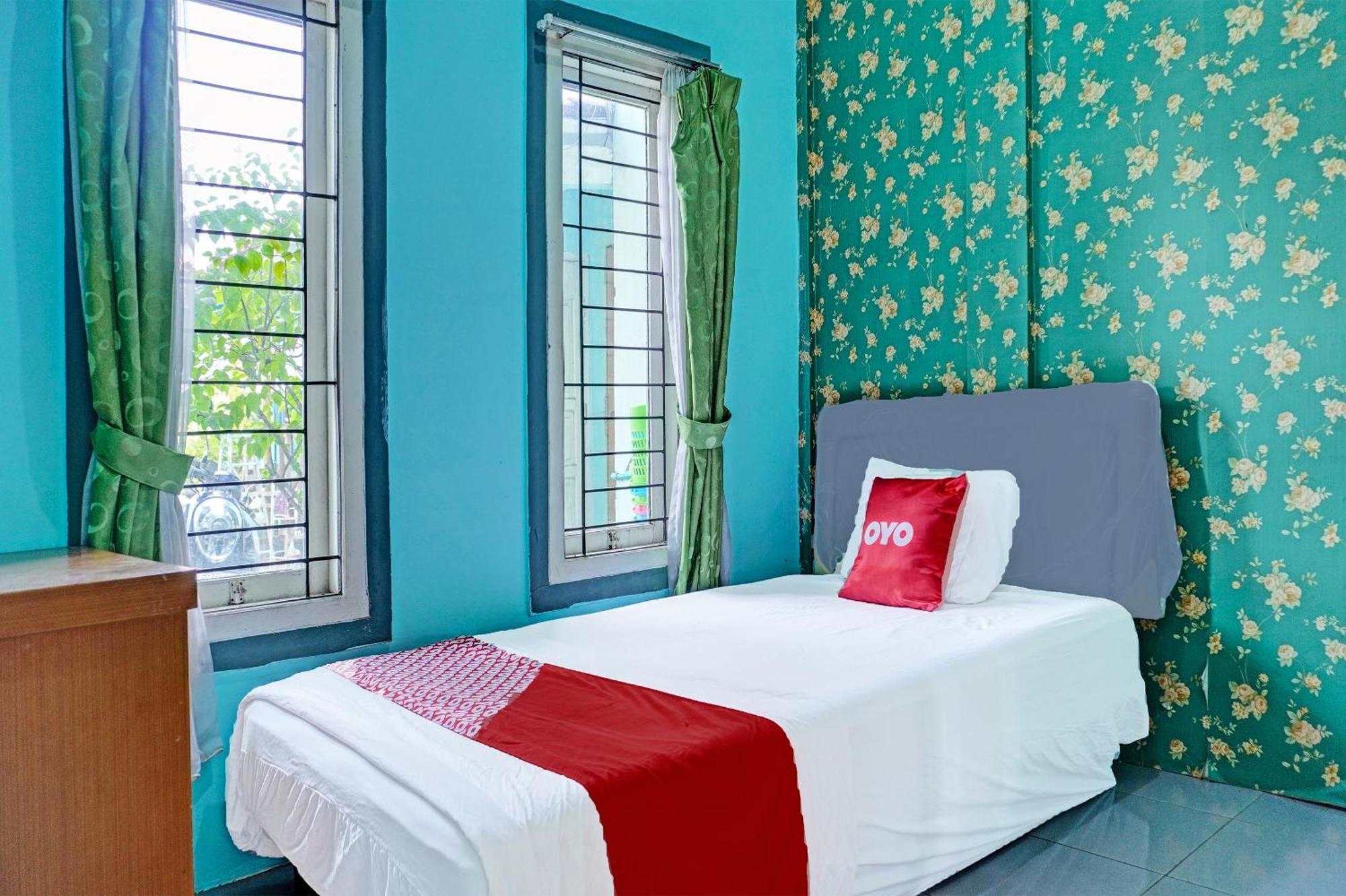 Oyo 91731 Home Stay Elis Cateliya Syariah Karawang Buitenkant foto