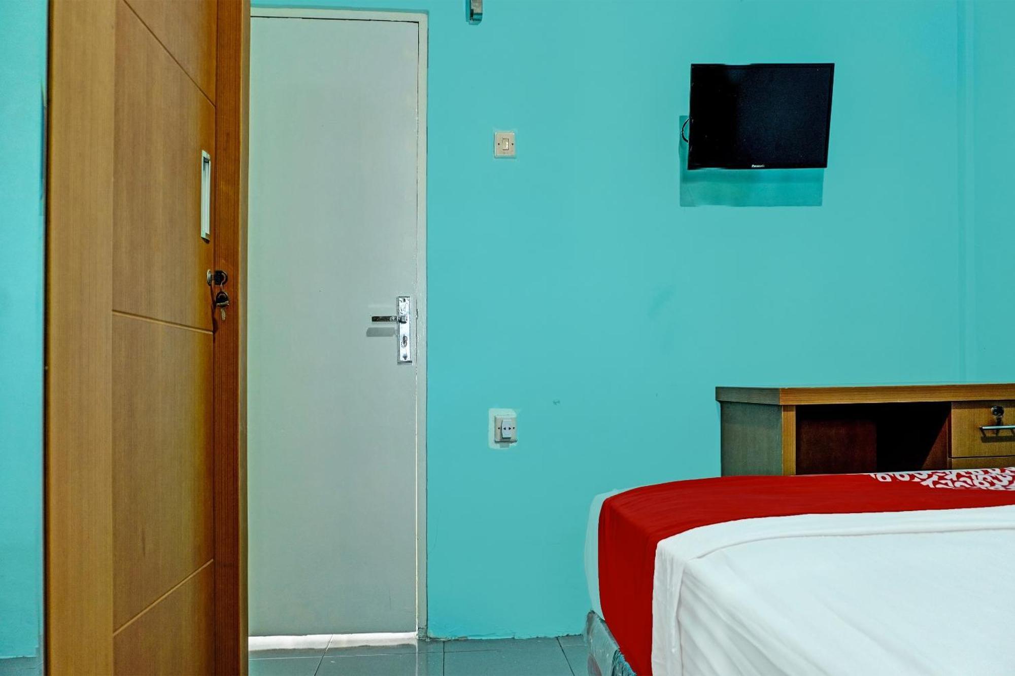 Oyo 91731 Home Stay Elis Cateliya Syariah Karawang Buitenkant foto