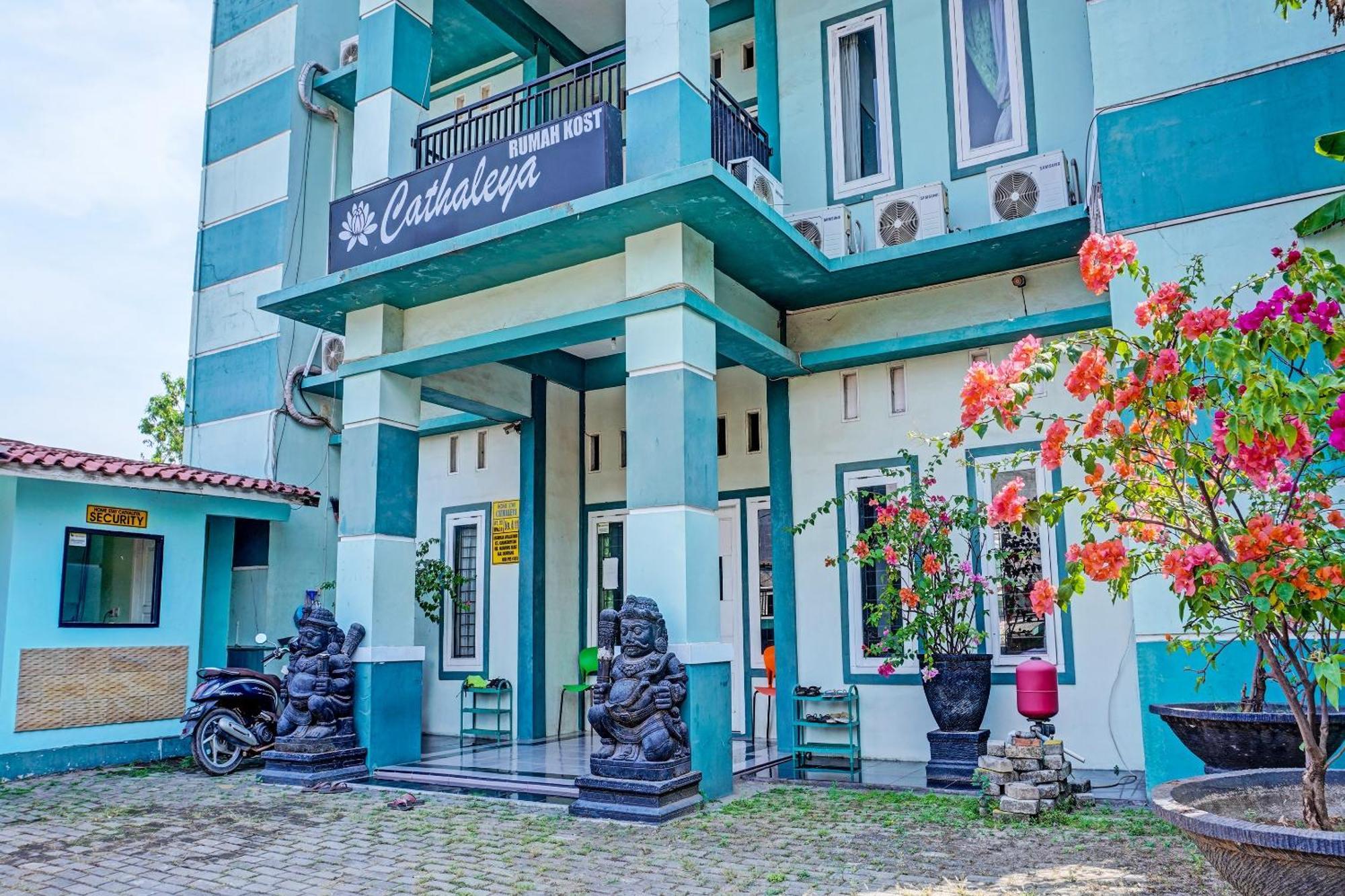 Oyo 91731 Home Stay Elis Cateliya Syariah Karawang Buitenkant foto